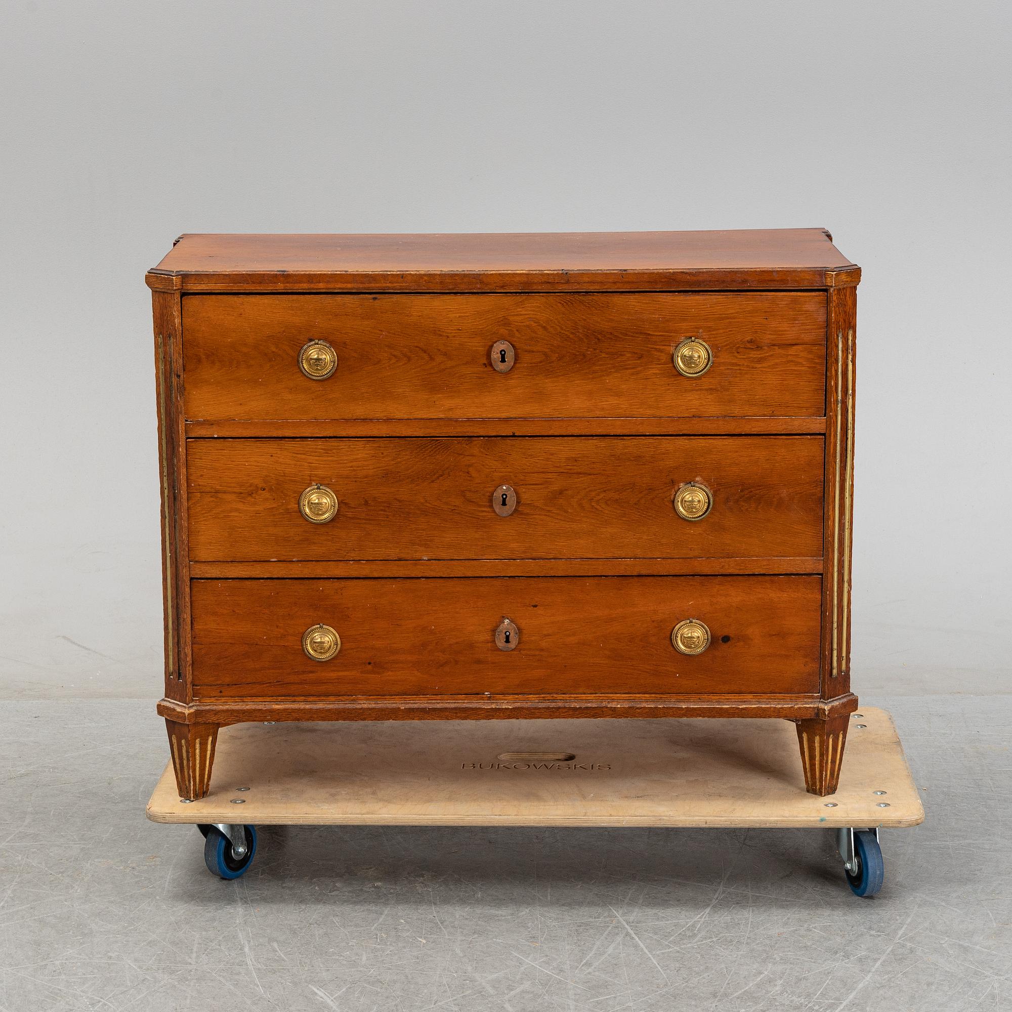 A late Gustavian chest of drawers, around 1800.