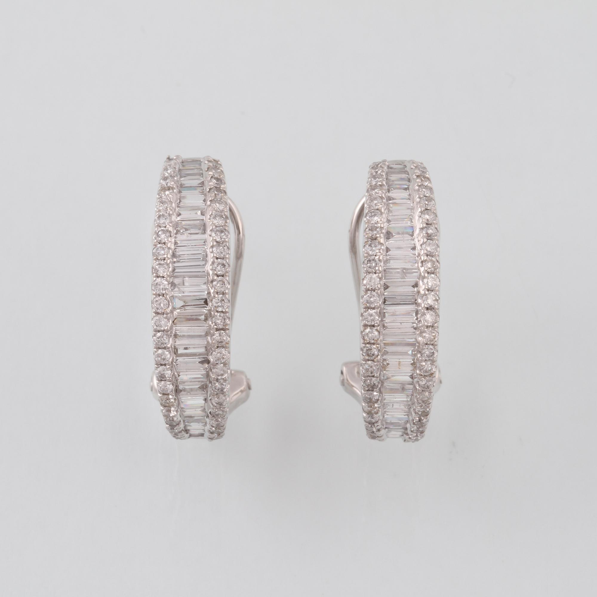 ÖRHÄNGEN, 18K vitguld med briljant och baguetteslipade diamanter ca 1.60 ct. Vikt 8,7 gram.