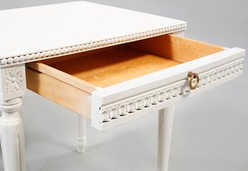 SÄNGBORD, ett par, gustaviansk stil, 1900-talets andra hälft.