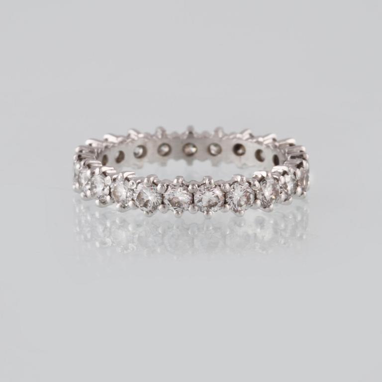 RING, 18K vitguld med briljantslipade diamanter ca 2.00 ct. Vikt 3,5 gram.