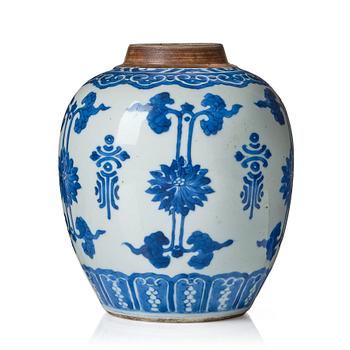 1061. A blue and white jar, Qing dynasty, Kangxi (1662-1722).