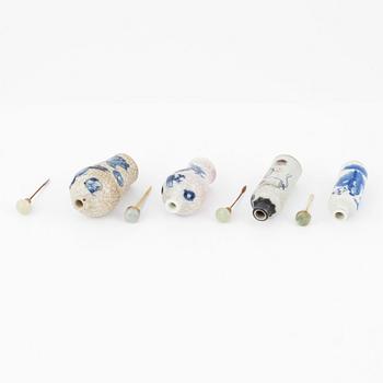 A set of four blue and  white snuff bottles with stoppers, late Qing dynasty/Chine 20th Century.