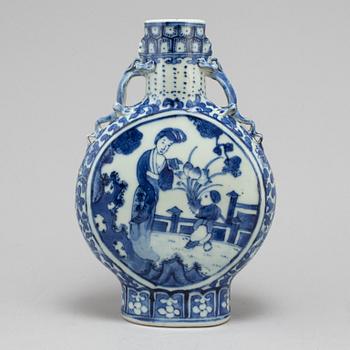 A blue and white moon flask, Qing dynasty, Guangxu (1874-1908).