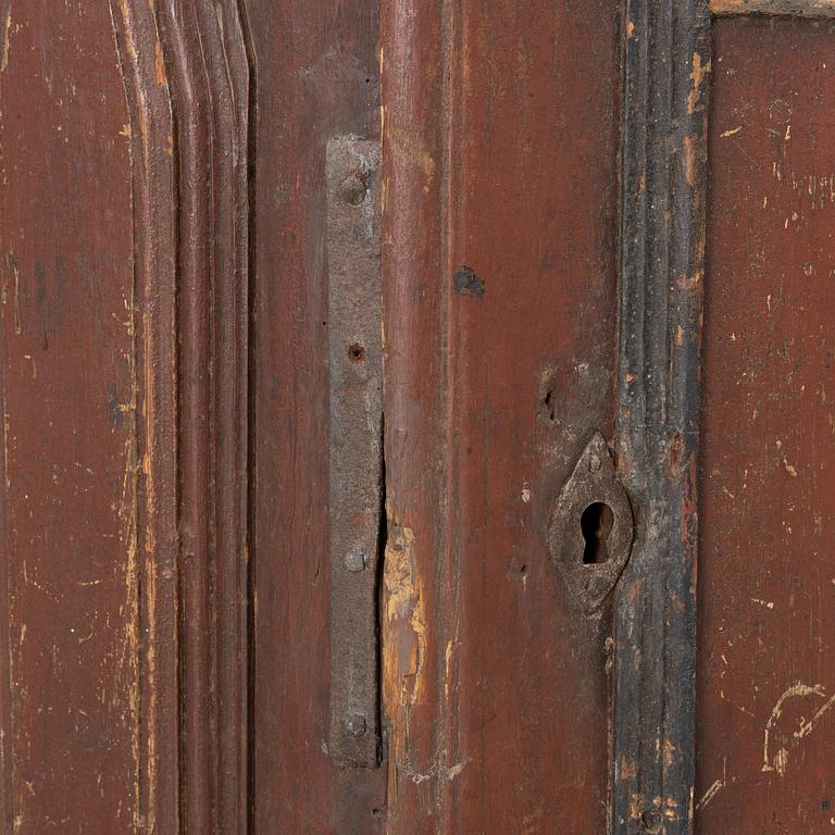 A Swedish late Baroque corner cupboard, first part 18th century.