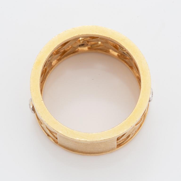 An 18K gold Ole Lynggaard ring set with round brilliant-cut diamonds.