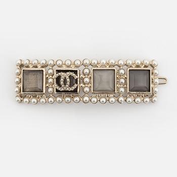 Chanel, a decorative pearl barrette.