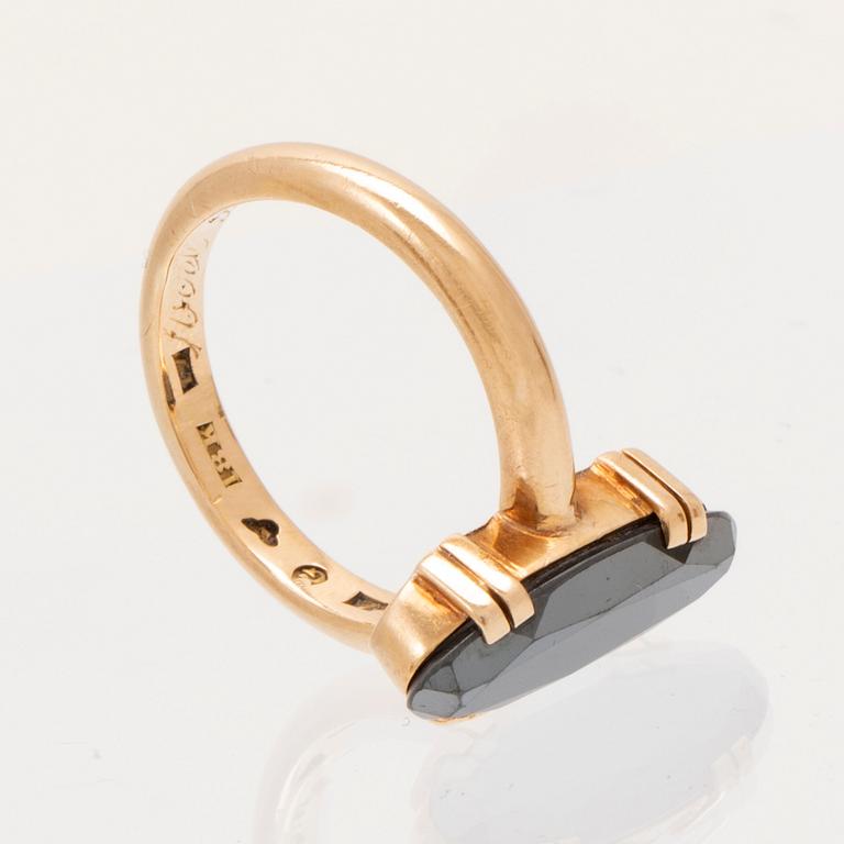 An 18K gold ring with faceted hematite.
