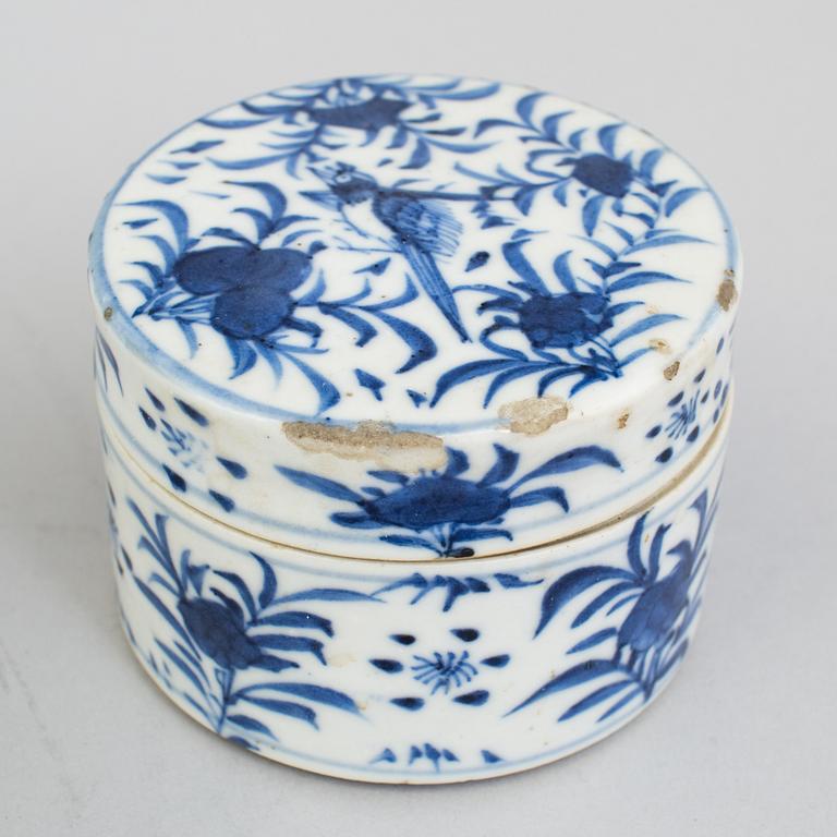 A lot of chinese blue and white box with cover, one cup, two vases and one imari cup. Qing dynasty, 18th/19th century.