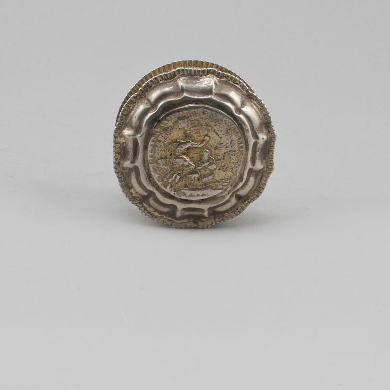 KYRKDOSA, silver, omkring år 1800, vikt 50 g.