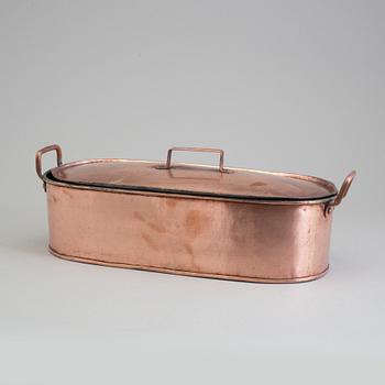 A 19TH CENTURY COPPER FISH KETTLE.