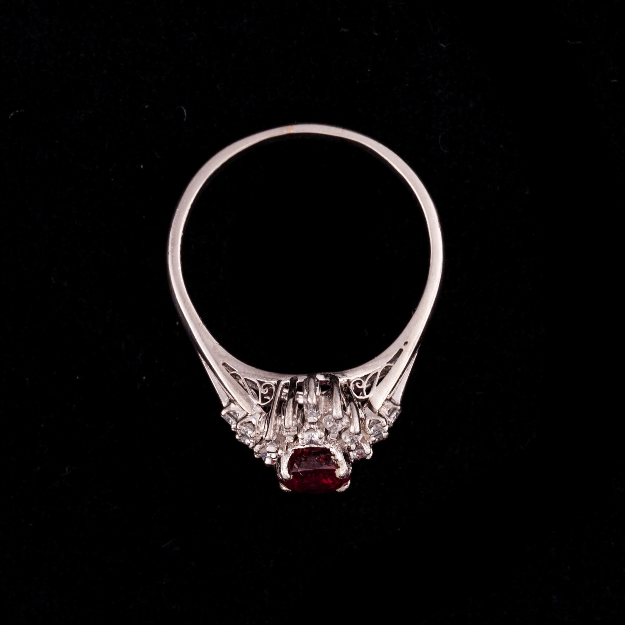 RING, platina, rubin, diamanter. Vikt ca 5,6 g.