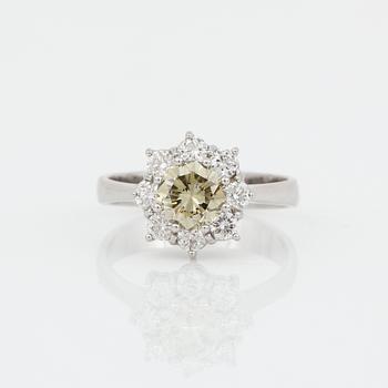 RING, 18K vitguld med briljantslipad  brun diamant 1,05 ct och vita briljantslipade diamanter tot ca 0,60 ct. Vikt 4,90g.