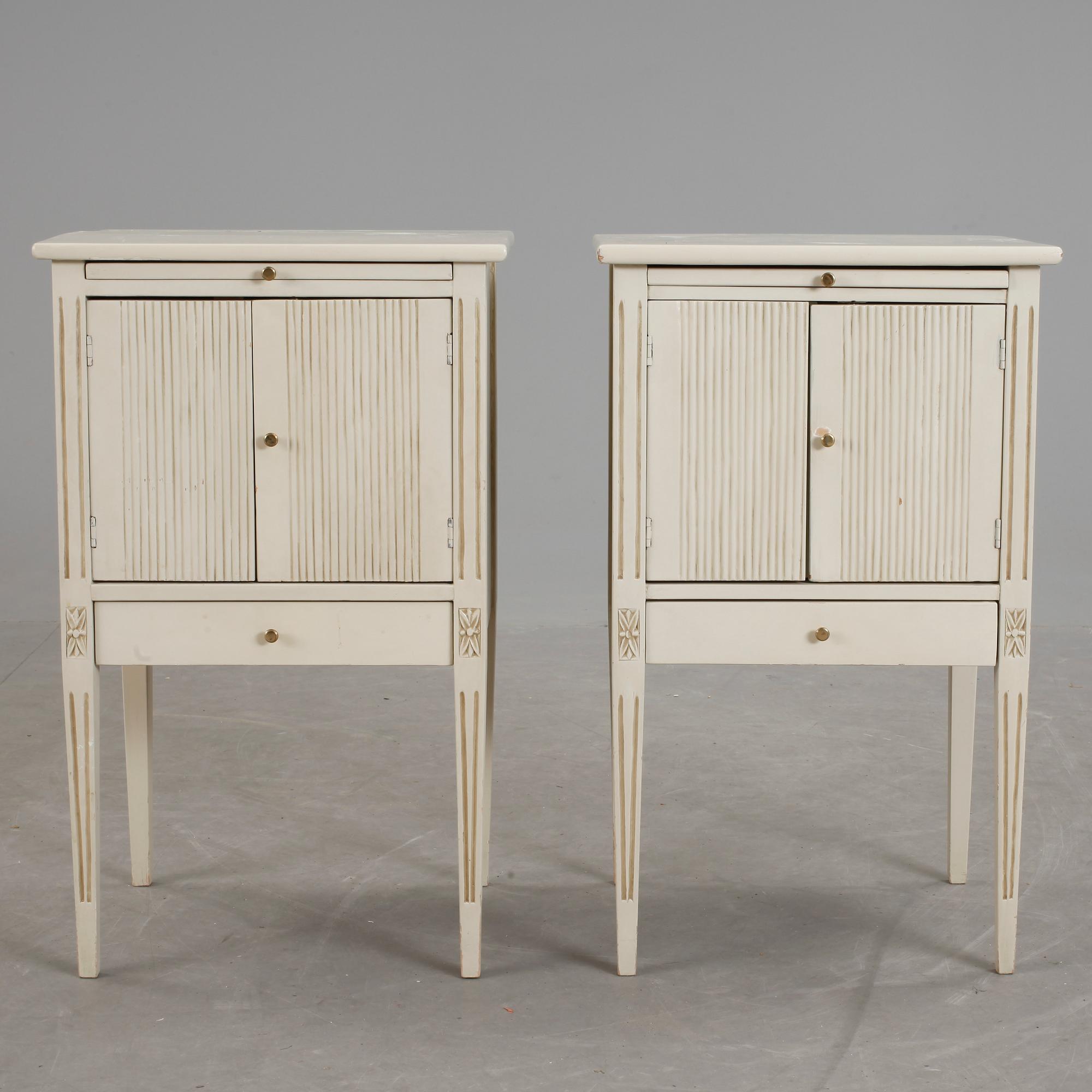 SÄNGBORD, ett par, gustaviansk stil, 1900-talets andra hälft.