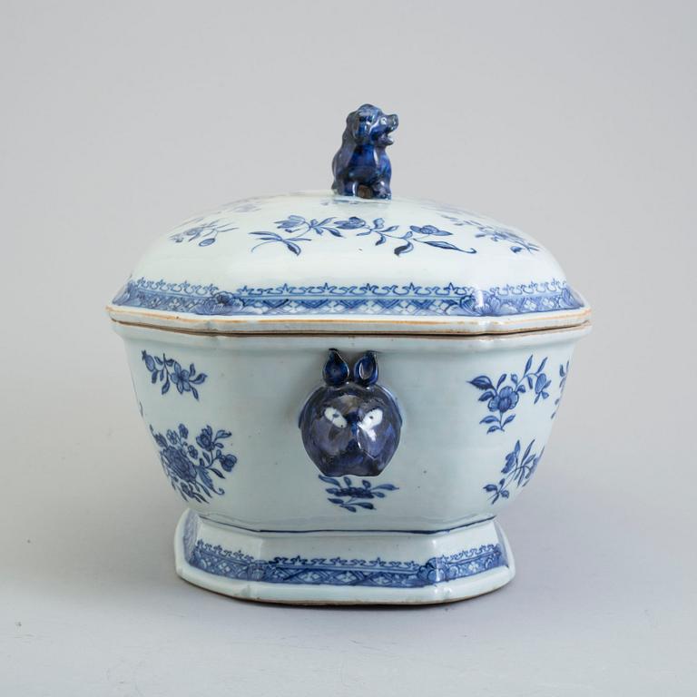 A blue and white tureen with cover, Qingdynasty, Qianlong (1736-95).