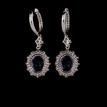 ÖRHÄNGEN, 18k vitguld med briljantslipade diamanter 1.25 ct samt fasettslipade tanzaniter, 3.60 ct. Vikt 8 g.