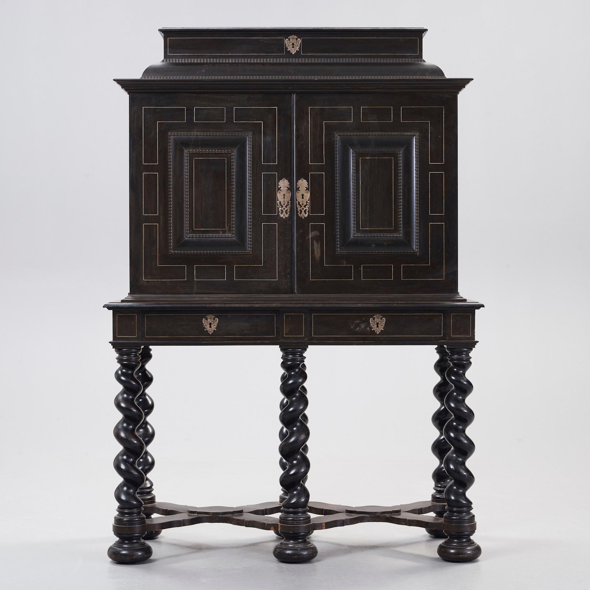 KABINETTSKÅP. Barockstil, omkring år 1900.