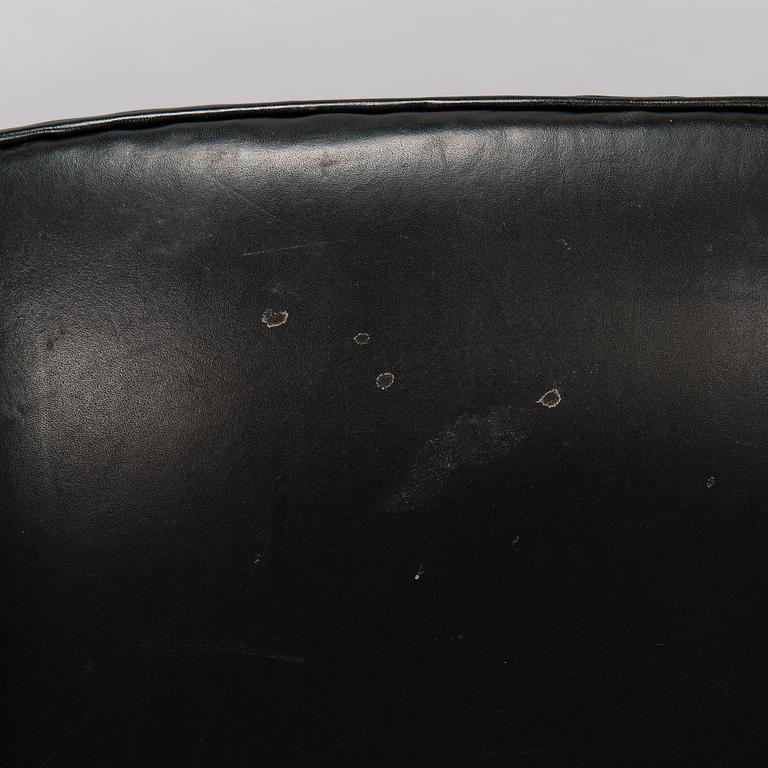 ARNE JACOBSEN, a pair of 1960s 'Swan' armchairs for Fritz Hansen.