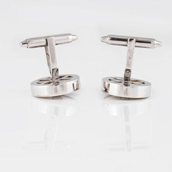 MANSCHETTKNAPPAR, 18K vitguld med briljantslipade svarta diamanter ca 0.04 ct samt pärlemor. Vikt 9,1 gram.