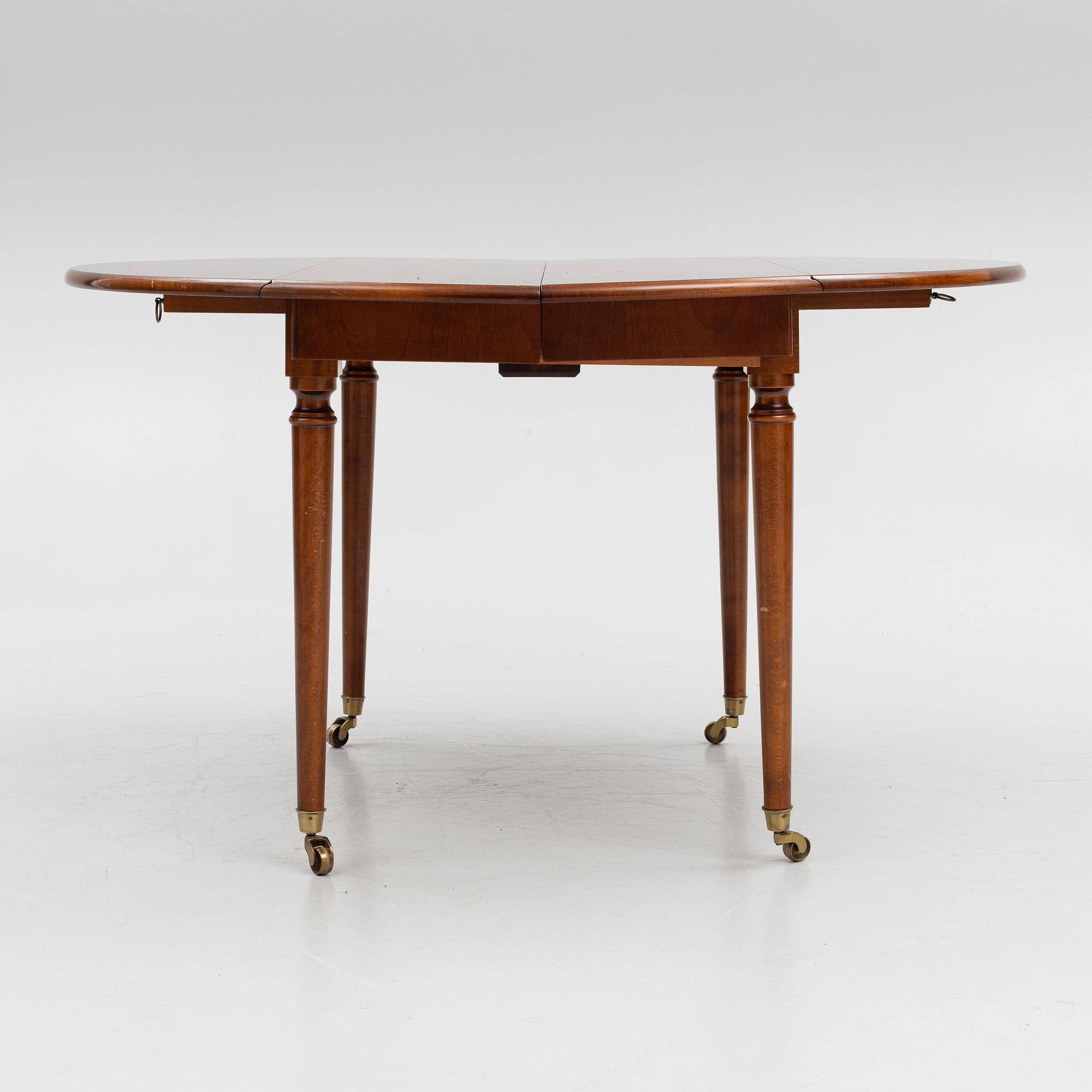 A mahogany veneer dining table, first half of the 20th Century.