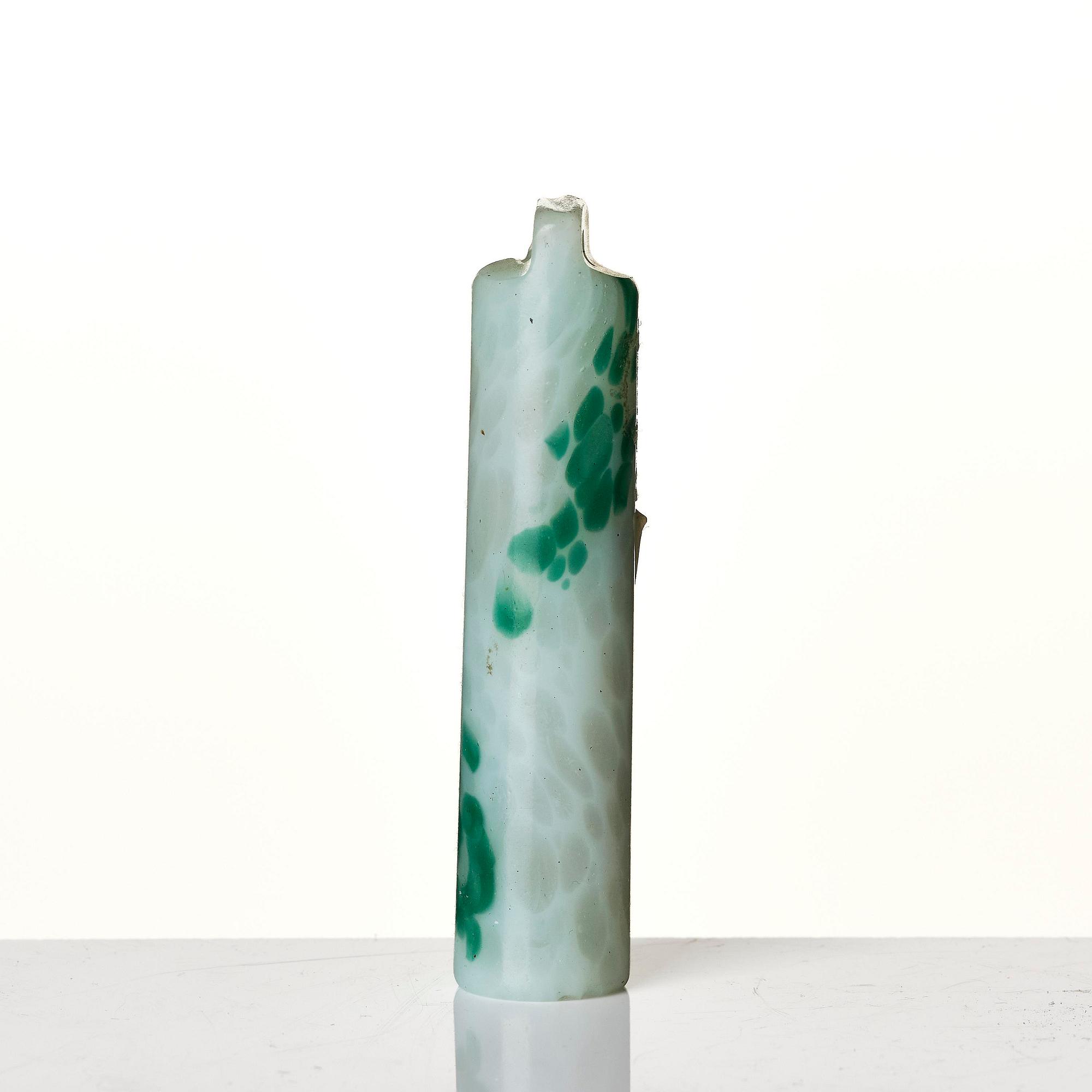 A group of carved nephrite and jade ornaments, China, Qing dynasty and older. (8 pieces).