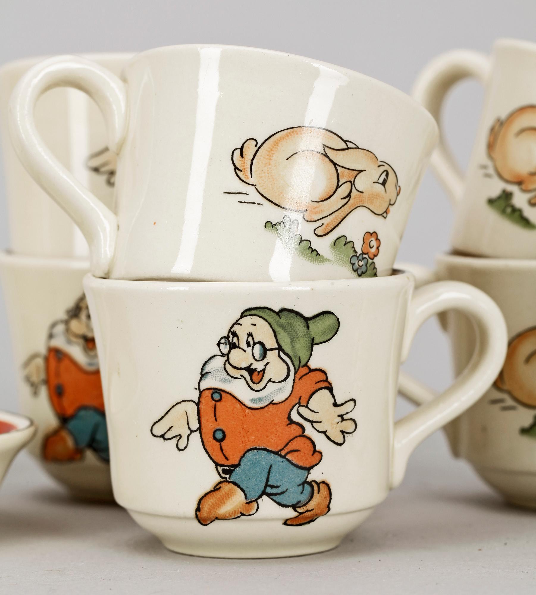 DOCKSERVIS, ÄGGKOPPAR ett par, samt FIGURIN, 11 delar, Flintgods, "Snövit" Walt Disney, bla.Rörstrand, 1900-talets mitt.