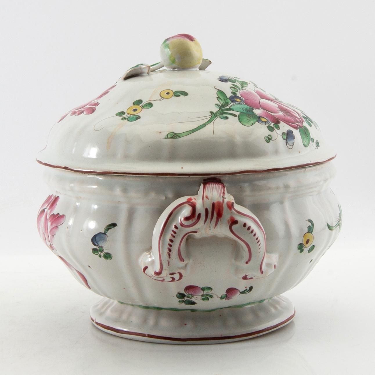 Tureen with lid, probably France, Louis XV style, 20th century, faience.