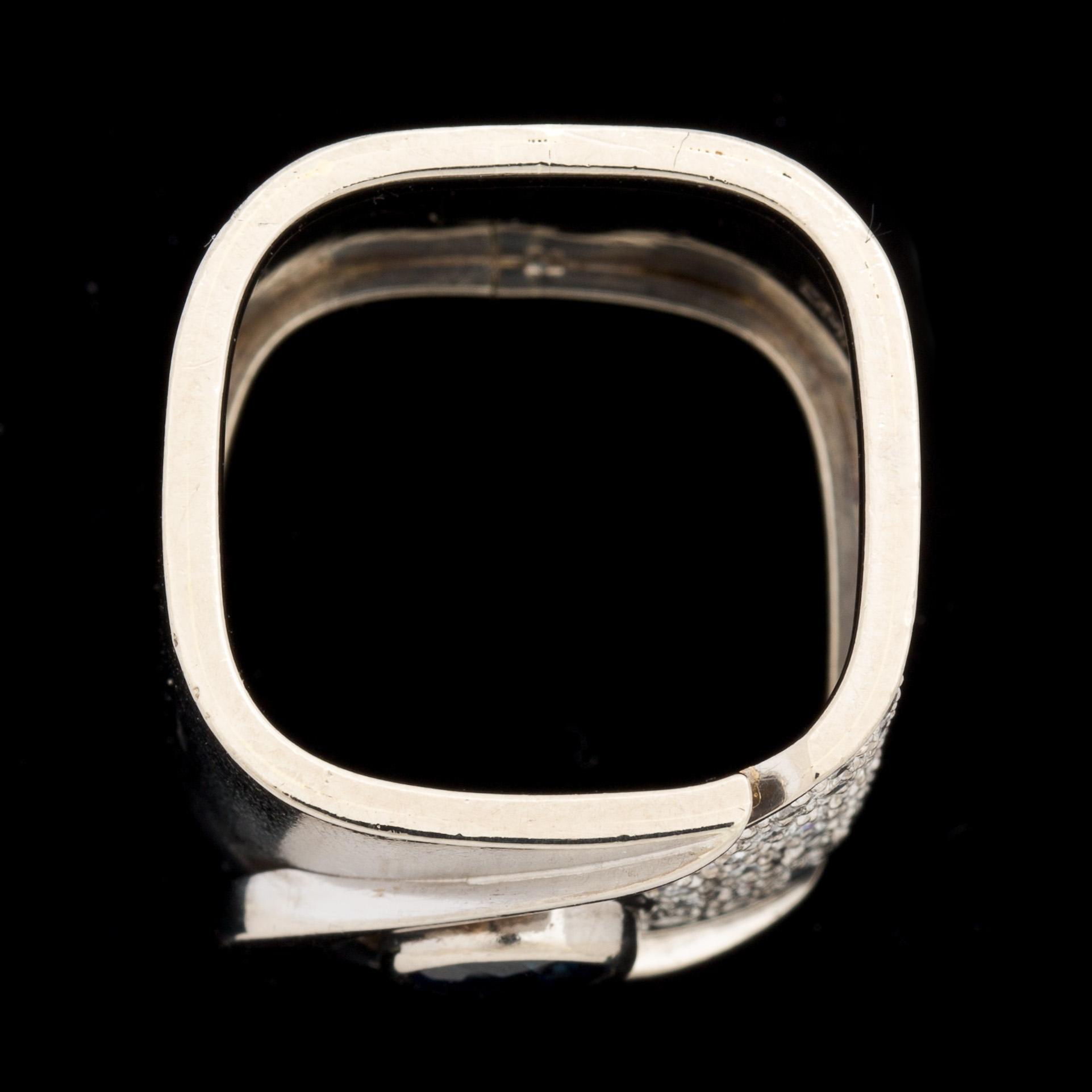 RING, 18 k vitguld med safir och briljantslipade diamanter ca 0,50 ct. Vikt ca 15 g.