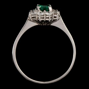 RING, 18k vitguld med smaragdslipad smaragd samt 10 briljantslipade diamanter. Vikt 4 g.