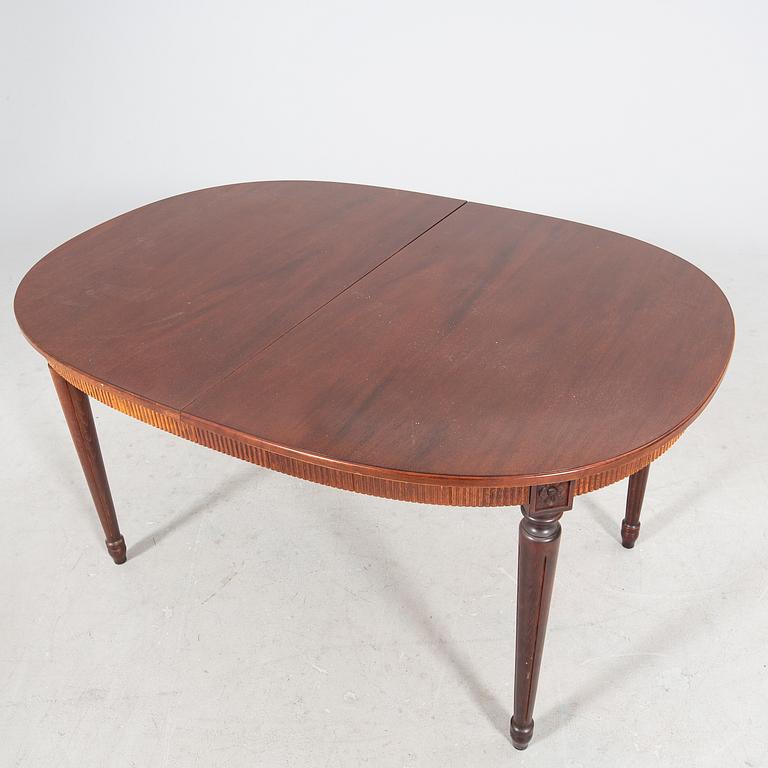 A mid 1900s Gustavian style mahogany 9 pcs dining set.