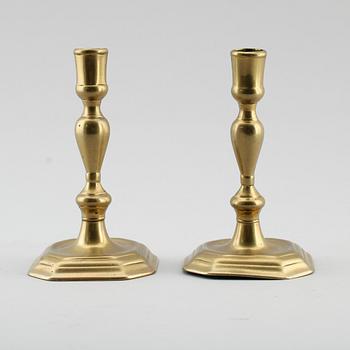 LJUSSTAKAR, 1 par, mässing, barock, 1700-tal.