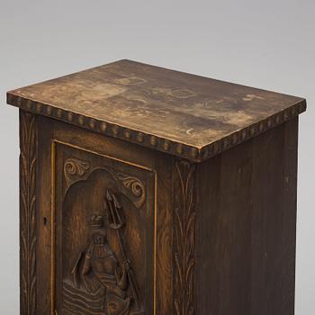 An early 20th century cabinet.