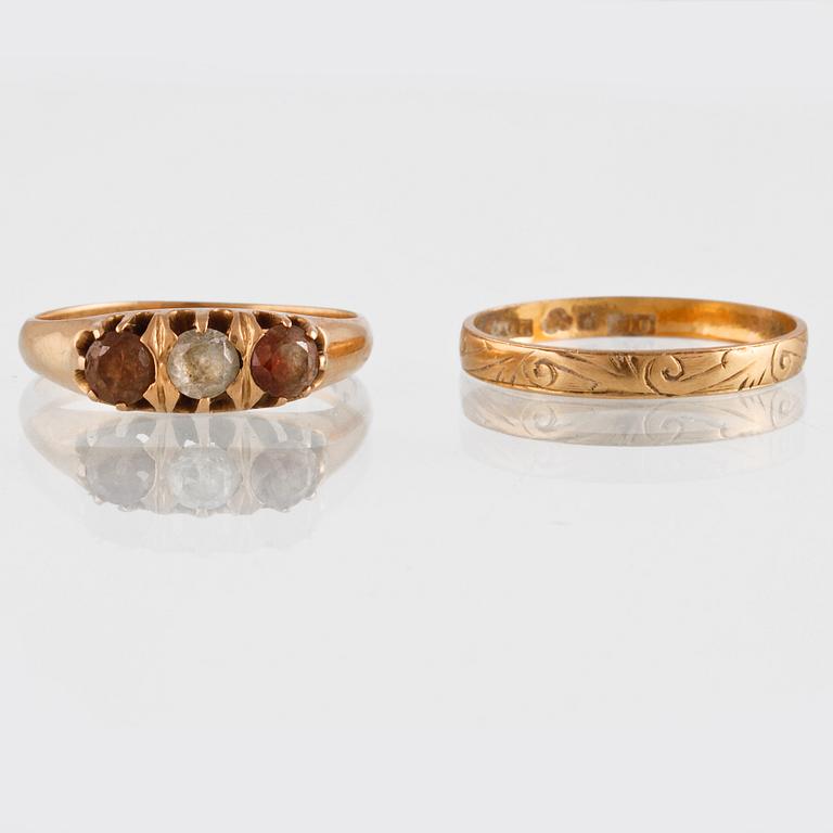 RINGAR, 2 st, 18 samt 20K guld med 3 fasettslipade stenar, svenska stämplar. Vikt 5,6 gram.