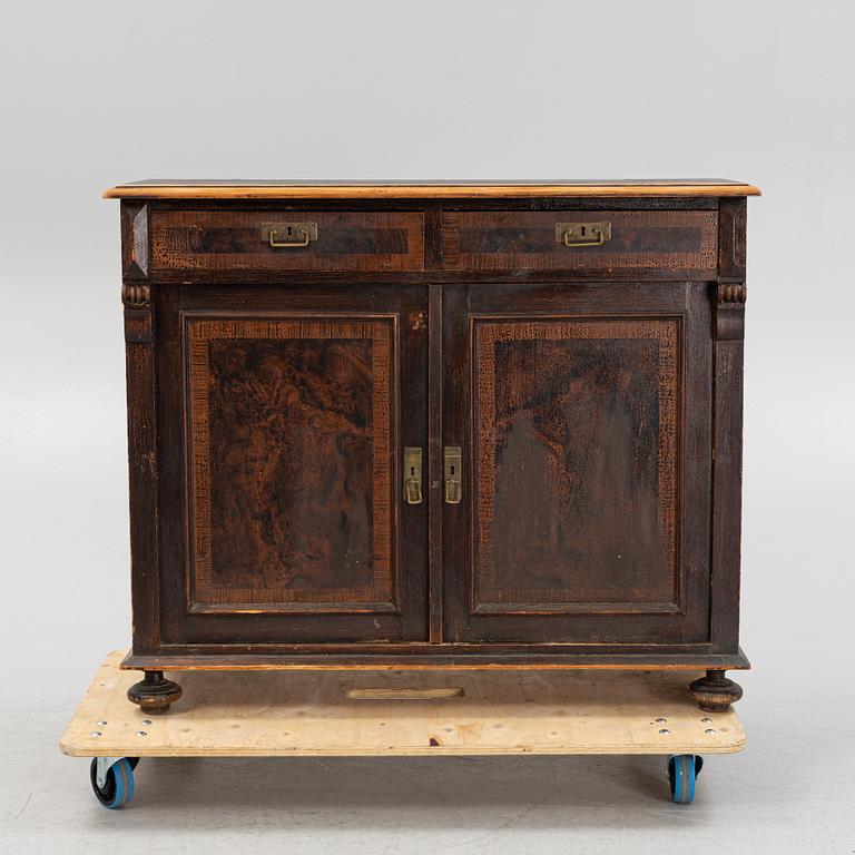 A cupboard, around the year 1900.