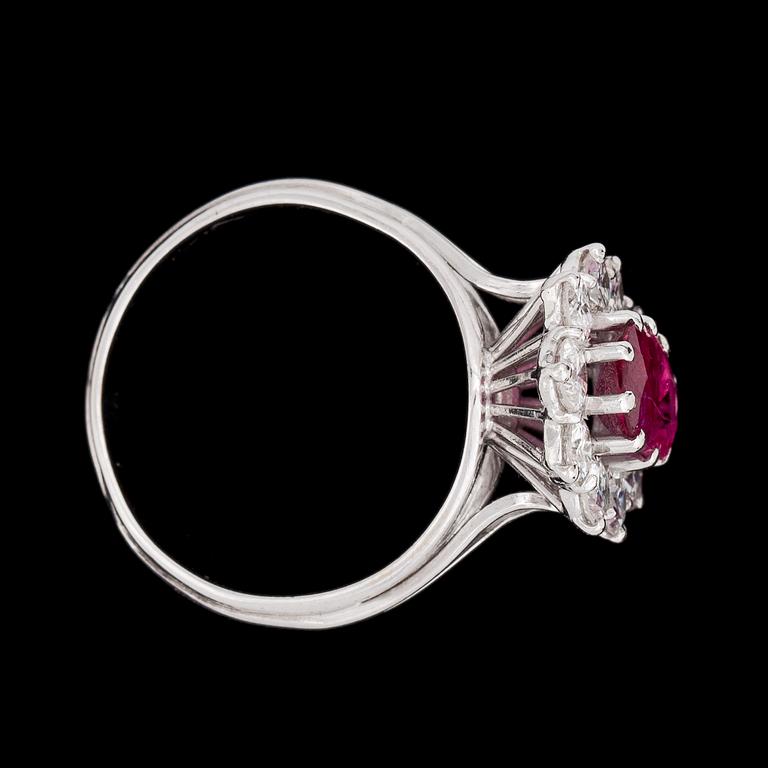 RING, ovalslipad rubin med 10 briljantslipade diamanter, tot. ca 1.50 ct.