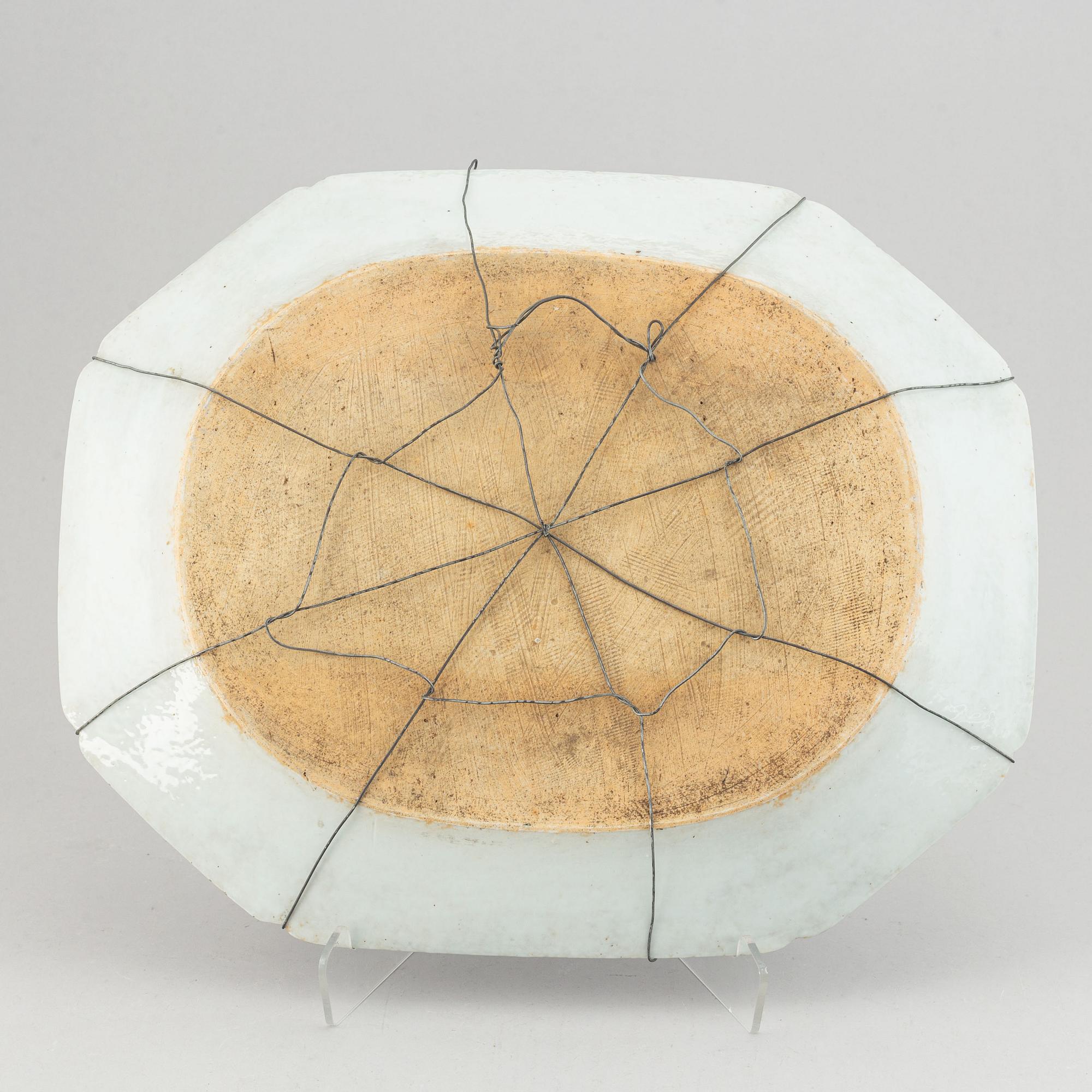 An export ware porcelain charger, China, Qianlong, 18th Century.