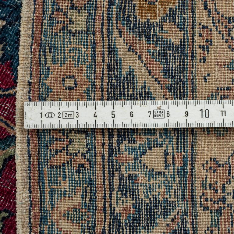A CARPET, semi-antique Esfahan/Tehran, probably, ca 317,5 x 203,5 - 205 cm.