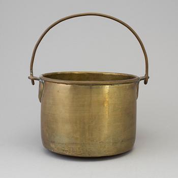 A BRASS BUCKET, 18th/19th century.