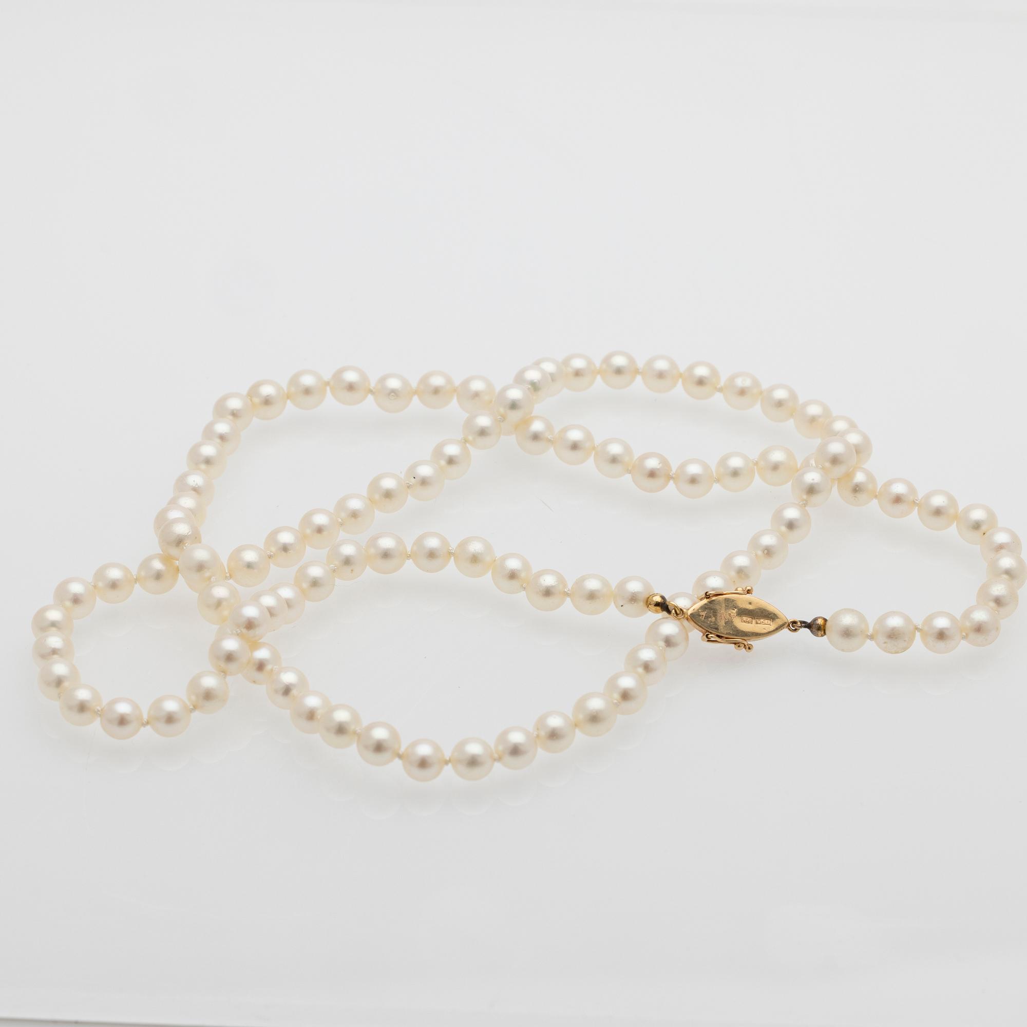 Collier, pärlor och lås i 18K guld.