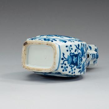 A blue and white vase, late Qing dynasty.