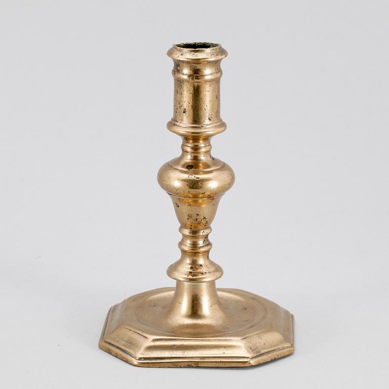 LJUSSTAKE. Mässing. Senbarock, 1700-tal.