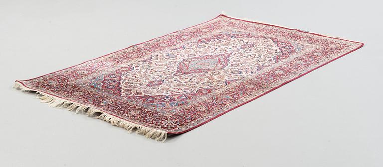 SEMI-ANTIQUE SILK KASHAN. 208 x 138,5 cm.