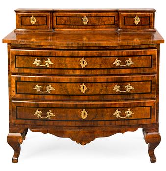 345. A LATE BAROQUE CHEST OF DRAWERS.