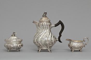 KAFFESERVIS, 3 delar, silver, rokokostil, C G Hallberg, 1940-tal. Tot vikt c:a 1300 g.