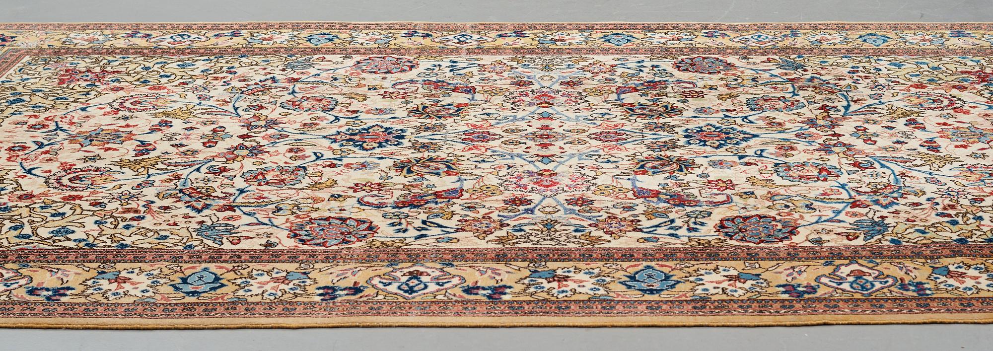 Matto, Old Qum, probably,  ca 357,5 x 218-226,5 cm.