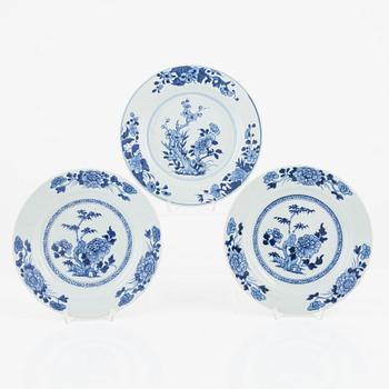 A blue and white porcelain charger, three plates and a sauce snipe, Qing dynasty, Qianlong (1736-95).