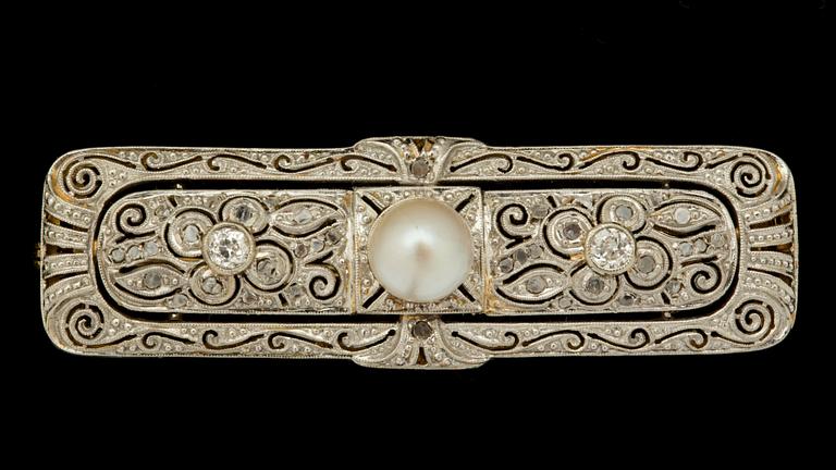 BROSCH, 18 k guld -vitguld med odlad pärla samt gammalslipade diamanter. Vikt ca 8 g.