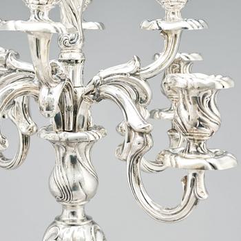 Hermann Julius Wilm, kandelabrar, silver 750, ett par, Louis XV-stil, Berlin, omkring år 1900.