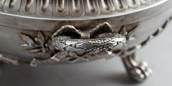 TERRINER, 1 par, silver, gustaviansk stil, stämplar Fallon, Belgien, omkring år 1900. Vikt ca 2340 g.