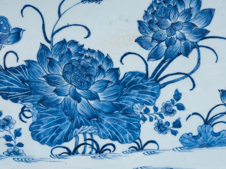 A blue and whiteChinese Export serving dish, Qing dynasty, Qianlong (1736-95).