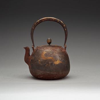 A Japanese teapot with cover, Meiji (1868-1912).